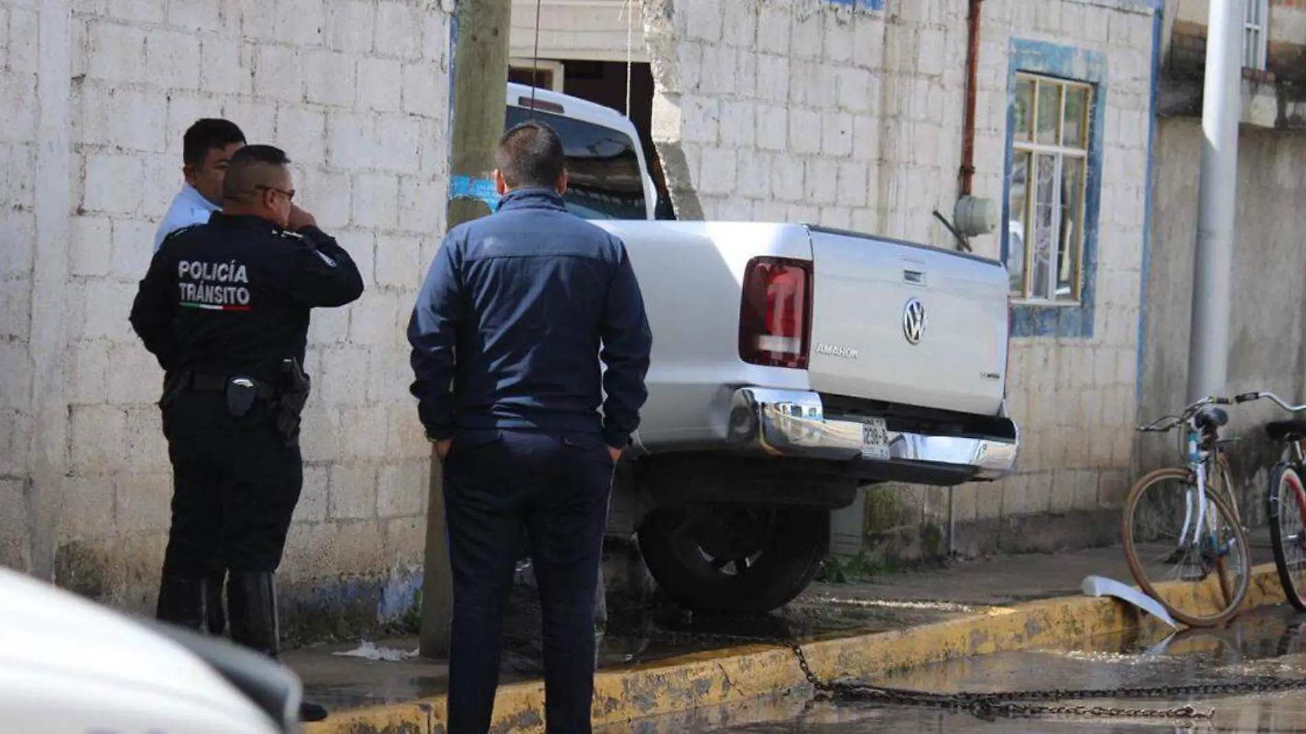 Una mujer fue perseguida a balazos por parte de sujetos en motocicleta, en el barrio de Santiago Mixquitla